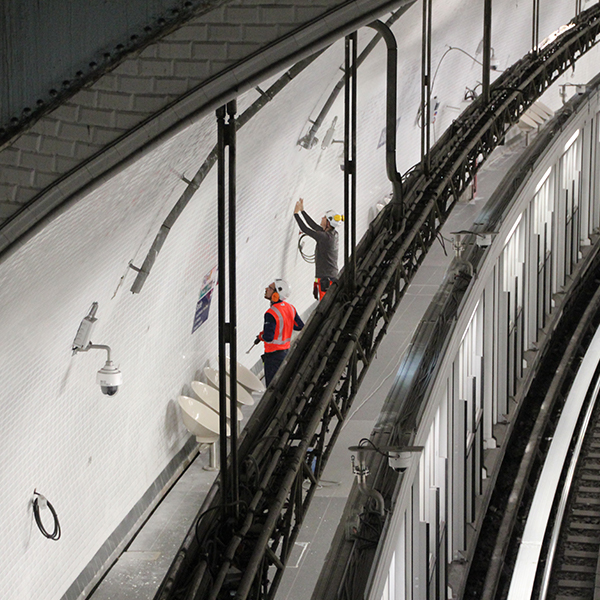 Compagnons travaillant dans la station Saint-Michel de la ligne 4 du métro